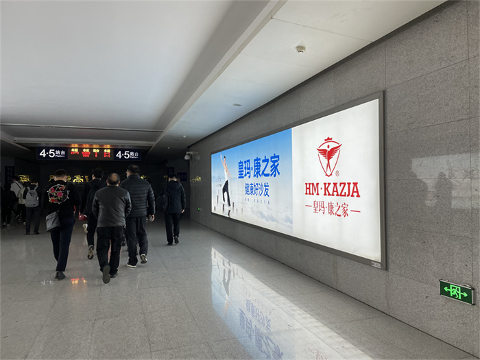 安陽高鐵站廣告:你在消費品牌，品牌也在塑造你